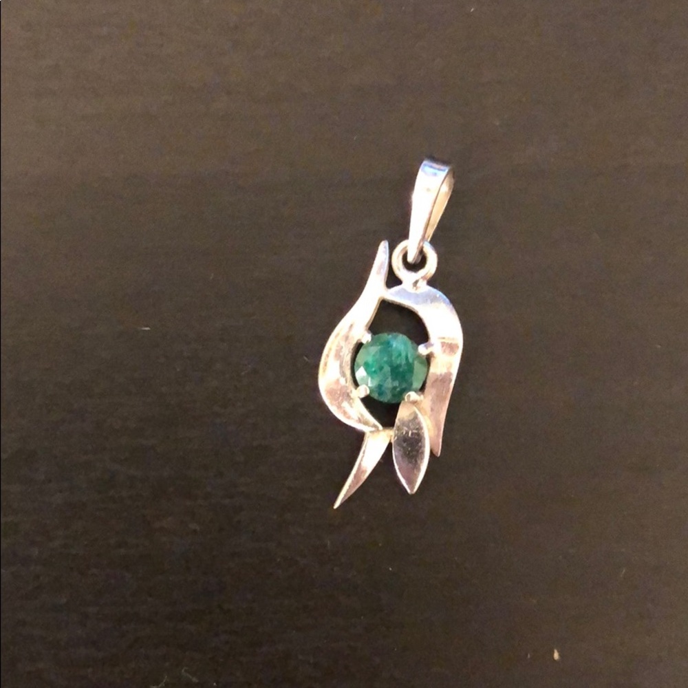 18k white gold pendant with green stone